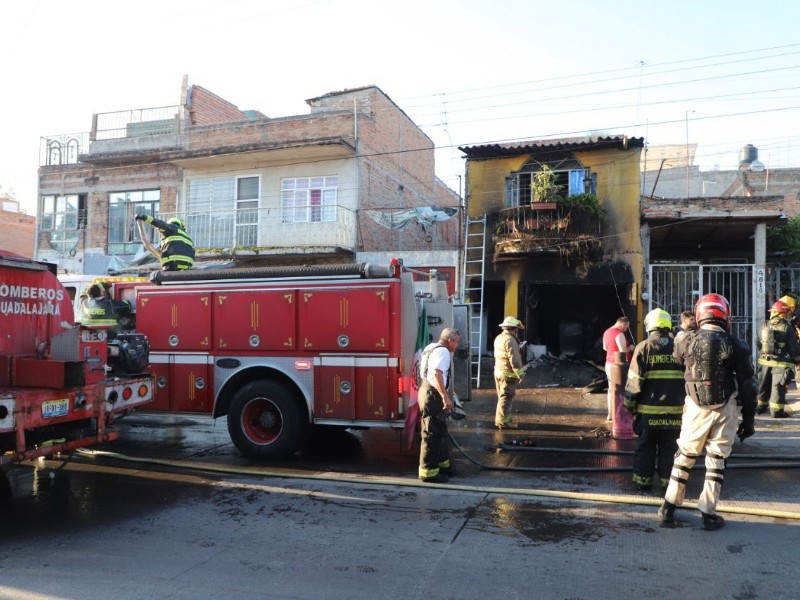 Incendio en vivienda deja dos personas lesionadas