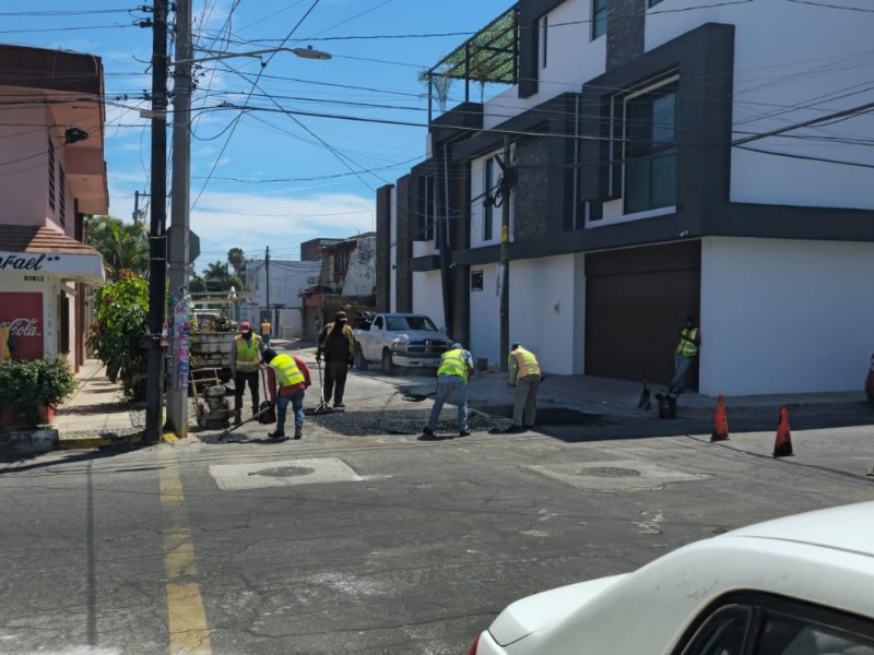 Inician trabajos de bacheo en la San Juan y Versalles