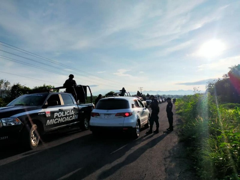Instala Policía Michoacán filtros de revisión vehicular en Aguililla