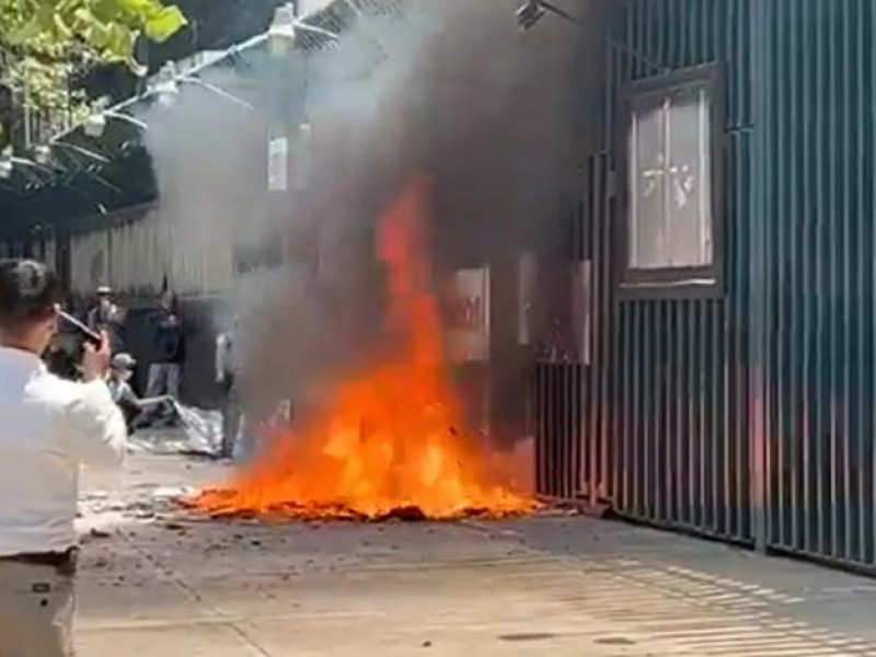 Integrantes de la CNTE queman propaganda en sede del PRI