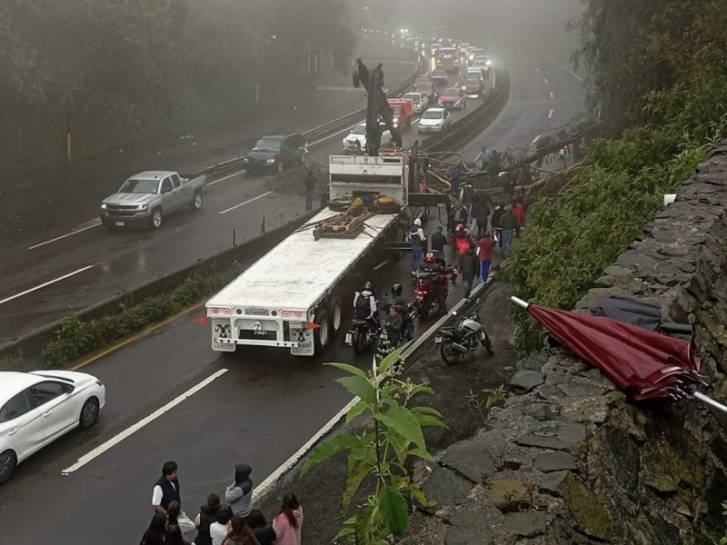 Intensos ventarrones causan caída de árboles en la México-Toluca