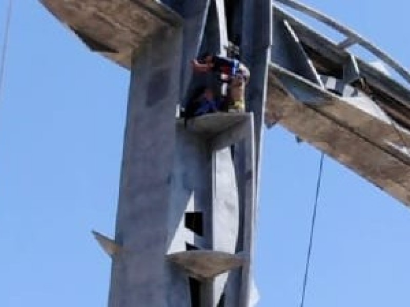 Intenta persona lanzarse de cruz de Puerto LosCabos