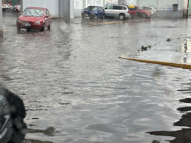 Inundaciones rebasan el metro de altura