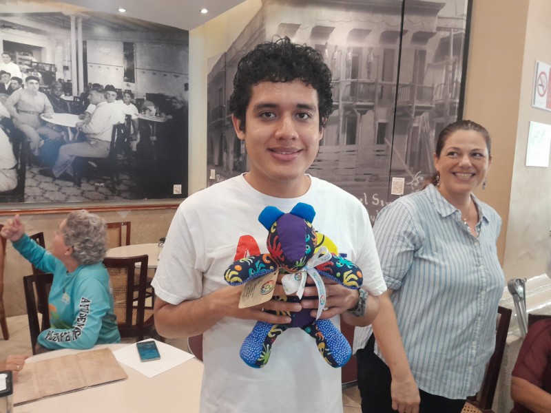 Joven con autismo crea ositos para ayudar a su familia