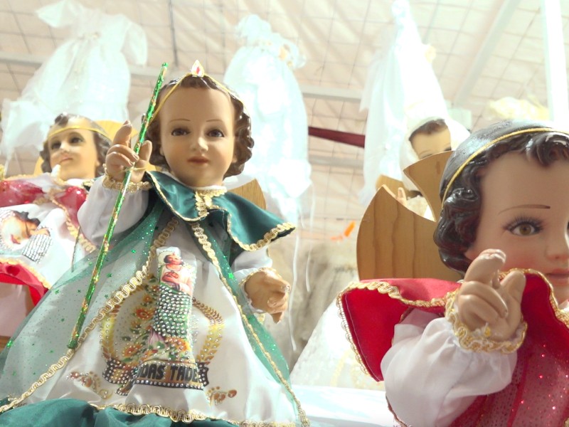 Jóvenes dejan tradición de vestir al Niño Dios en Toluca