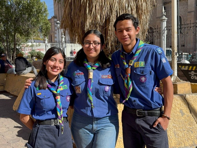 Jóvenes scouts recolectan cabello para niñas con cáncer