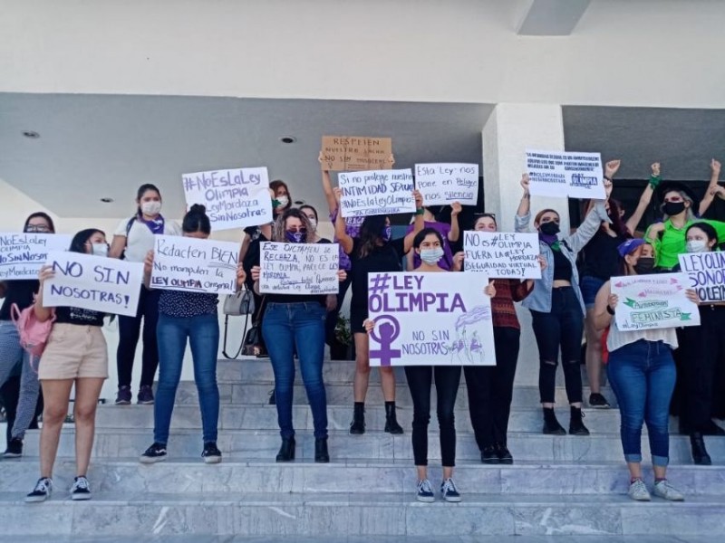Lamentan diputados acciones de feministas en congreso de Sonora.