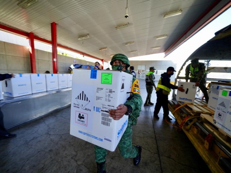 Llegan 487 mil vacunas de Pfizer a México
