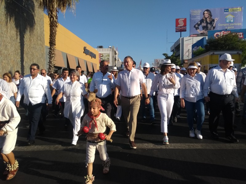 Llevan a cabo desfile por La Paz :DIF