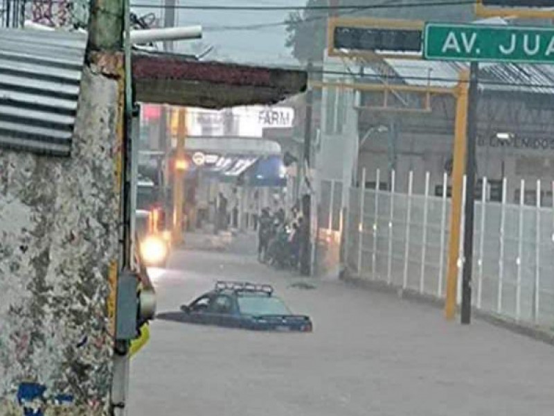 Lluvia intensa deja afectaciones en Huixtla
