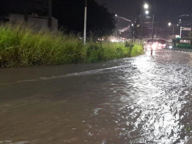 Lluvia nocturna deja inundaciones en ZMG