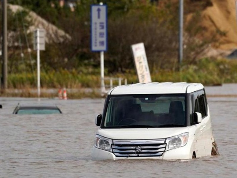 Lluvias dejan inundaciones y deslaves en Tokio
