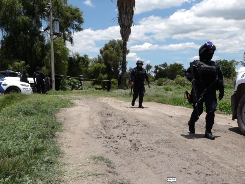 Localizan a hombre sin vida al interior de taxi