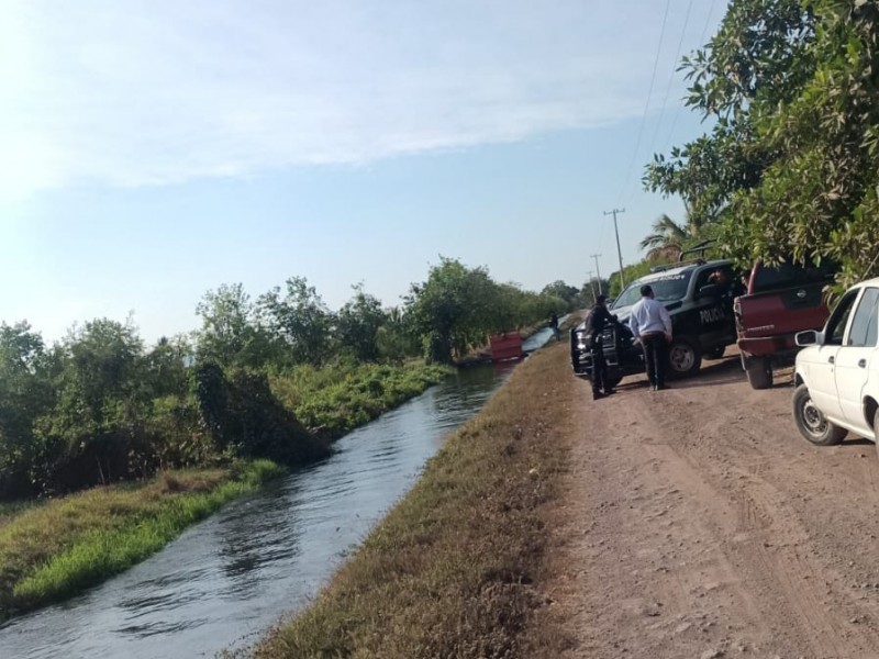 Localizan cuerpo humano atorado en compuerta de canal de riego