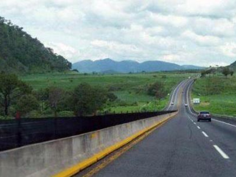 Localizan sin vida a hombre en autopista GDL-TPC