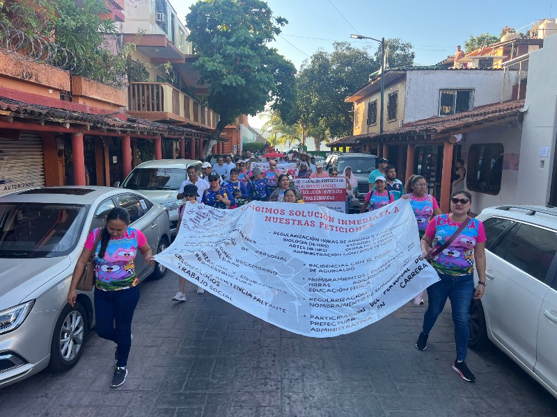 Maestros y padres marchan en Zihuatanejo por carencias educativas