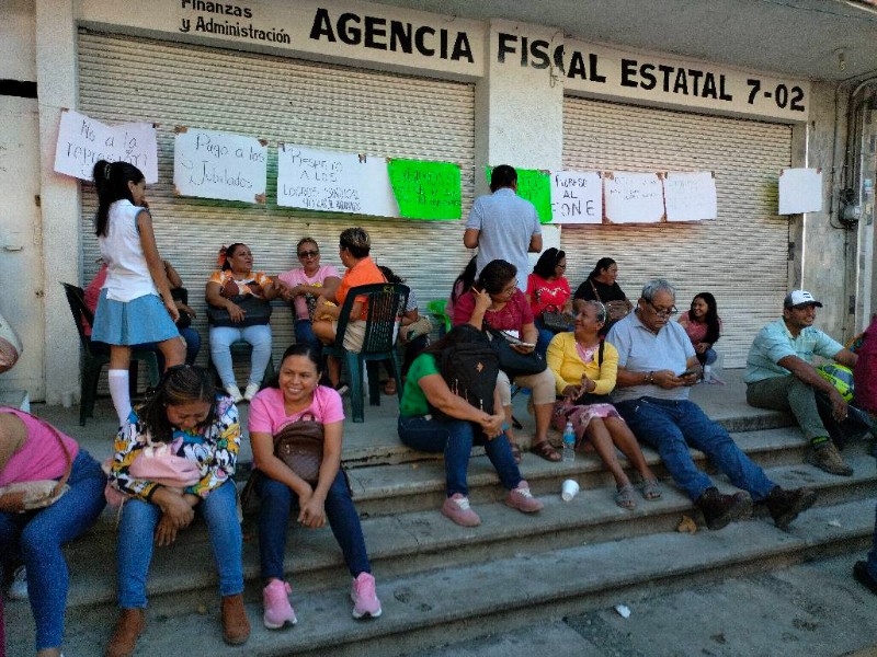 Mantienen maestros cerrada Agencia Fiscal Estatal en Atoyac