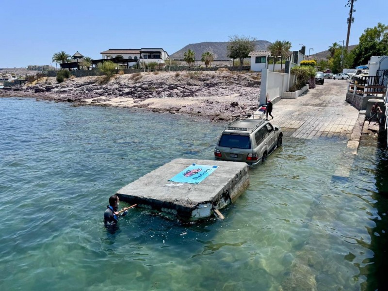 Mar Libre retira muelle abandonado en Playa La Concha