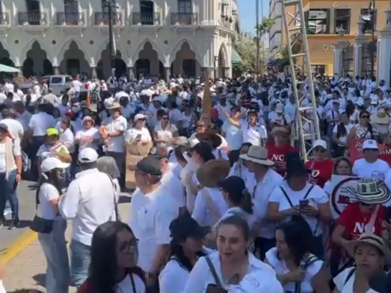 Marchan cientos de trabajadores contra reforma a Ley del ISSSTE