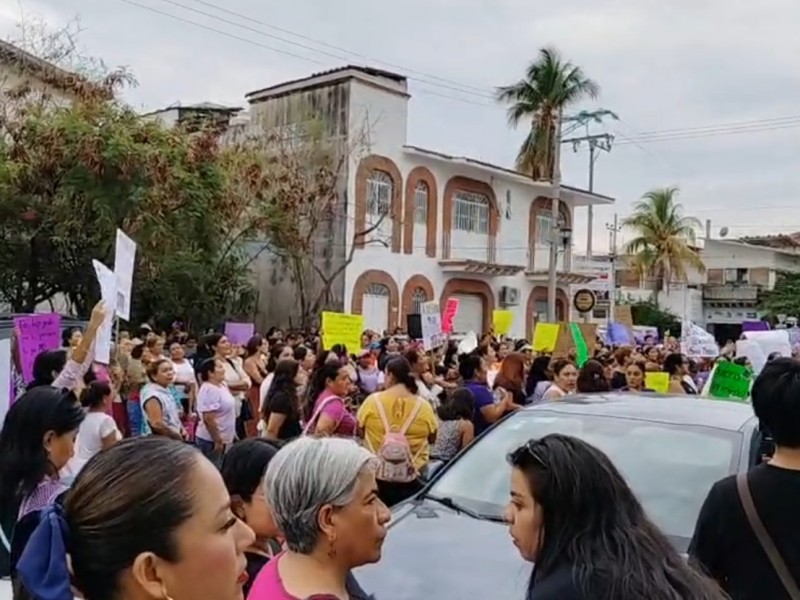 Marchan colectivos feministas en Huatulco, exigen justicia para Fernanda Catalán