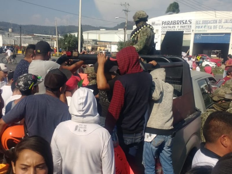 Marinos disparan para dispersar manifestación en Guzmán