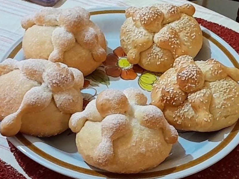 Martha Karina,emprendió en la elaboración de pan de muerto artesanal