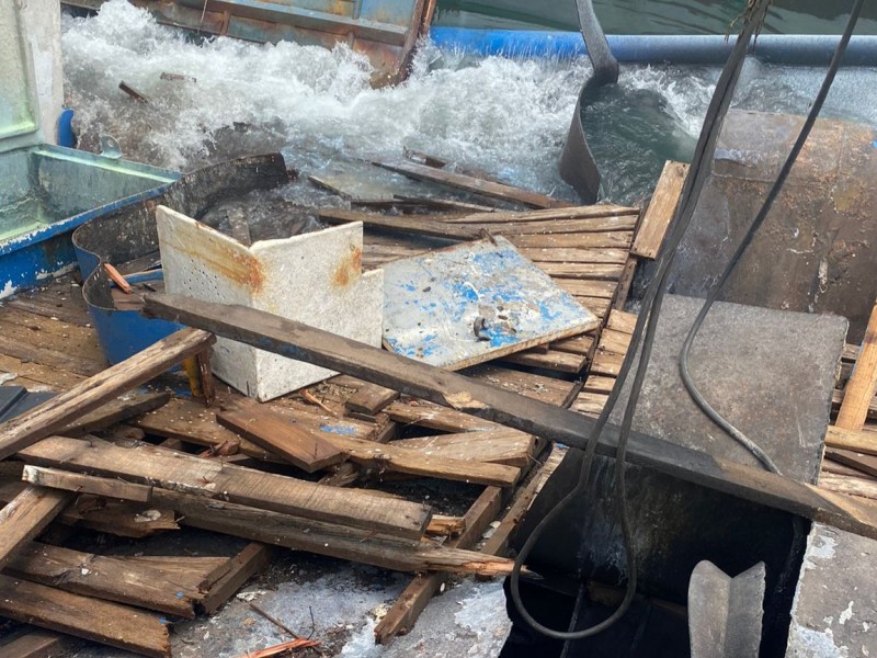 Mazatlán: Soldador muere tras hundimiento de barco en muelle