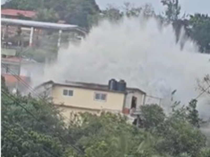 Mega fuga; rompen tubería de agua potable en Alto Lucero