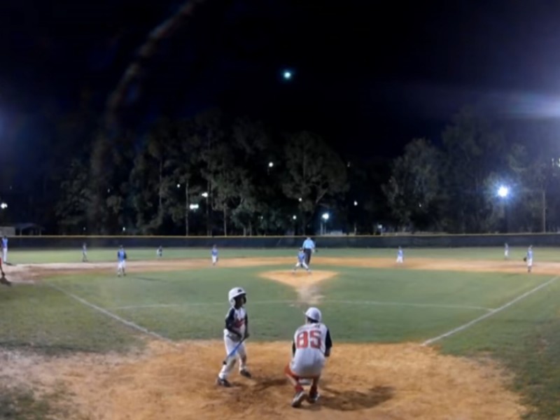 Meteorito ilumina cielo durante partido de tee ball en EE.UU.