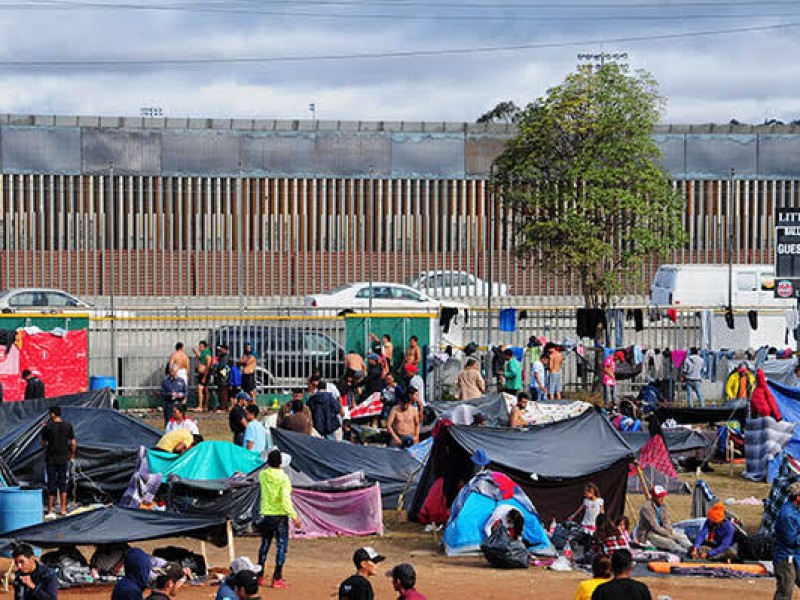 Migrantes tratan de ingresar a garitas de Tijuana