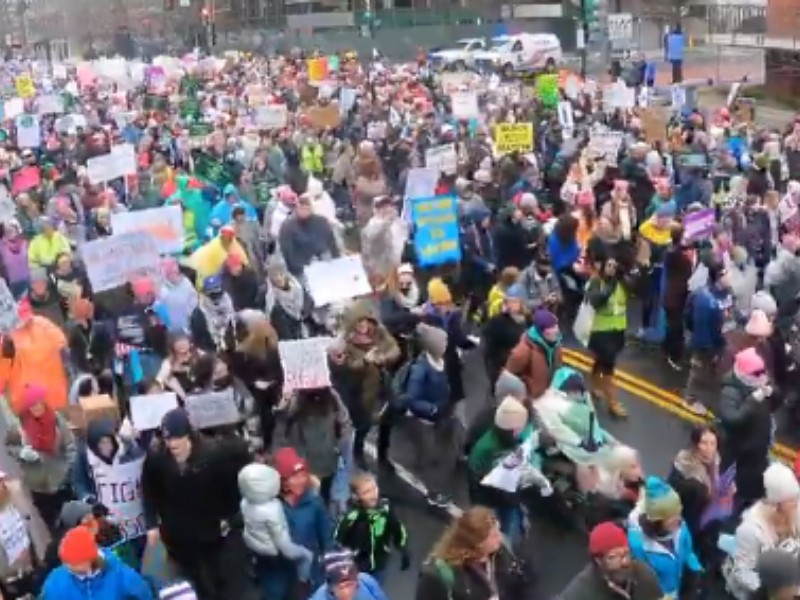 Miles marchan en Washington contra políticas de Trump