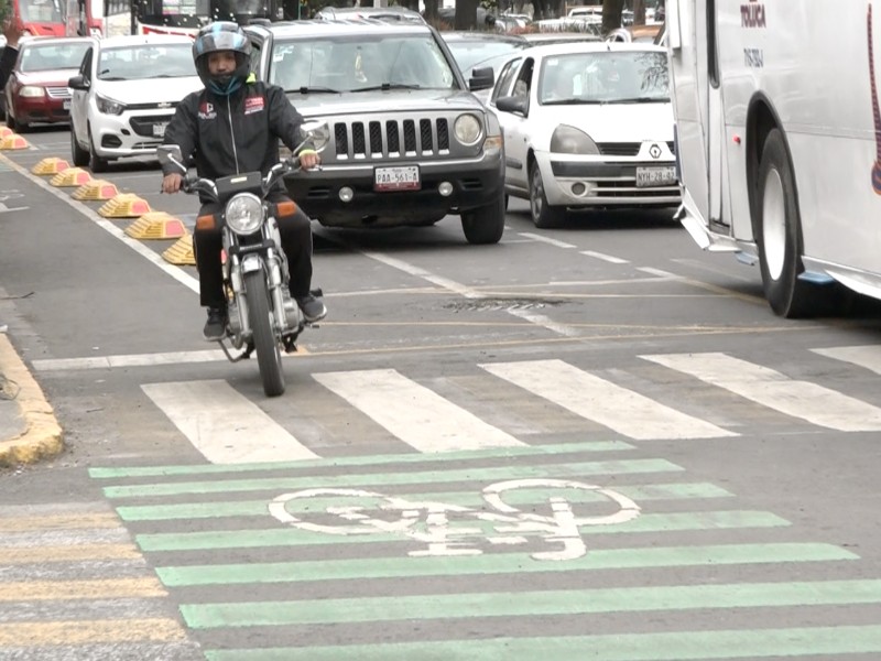 Motociclistas invaden ciclovía de Isidro Fabela en Toluca