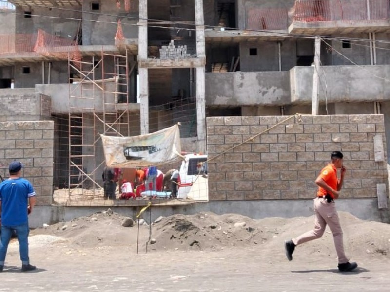 Muere albañil al caer de andamio en obra negra