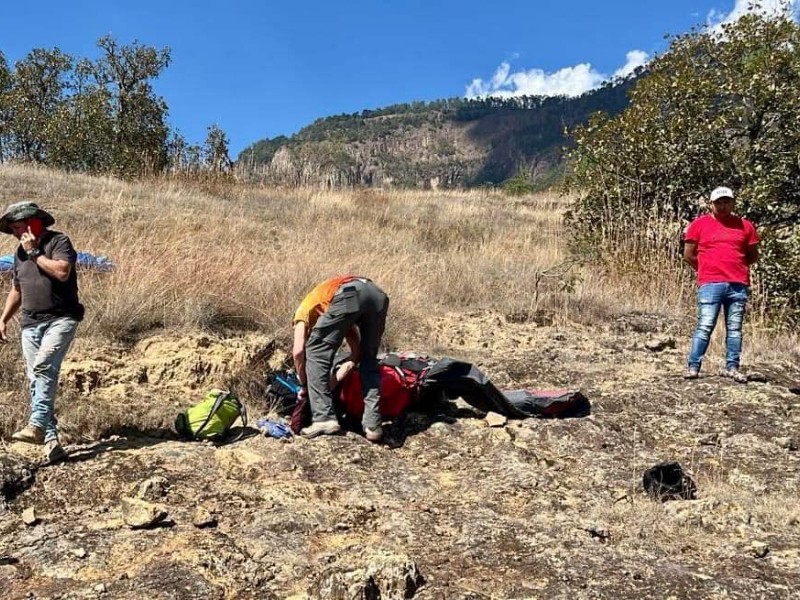 Muere extranjero tras caer de parapente en Edomex