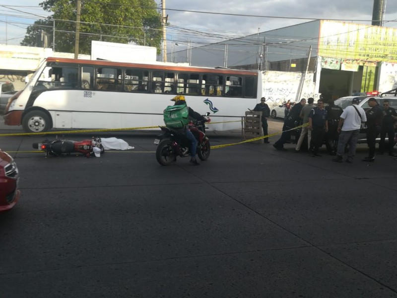 Muere motociclista en choque