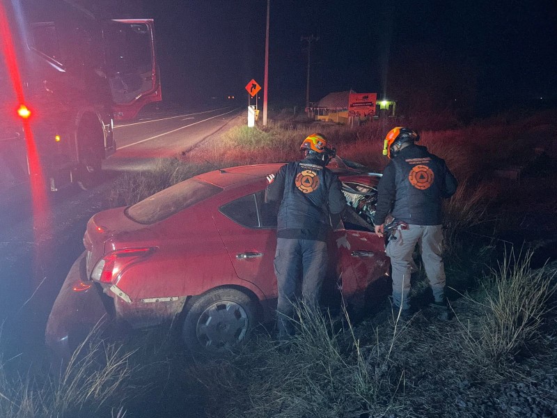 Muere pareja embestida por el tren en Nuevo León