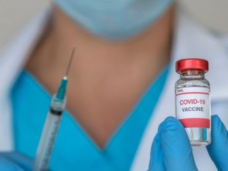 Mujer sufre grave reacción alérgica tras ser vacunada contra Covid