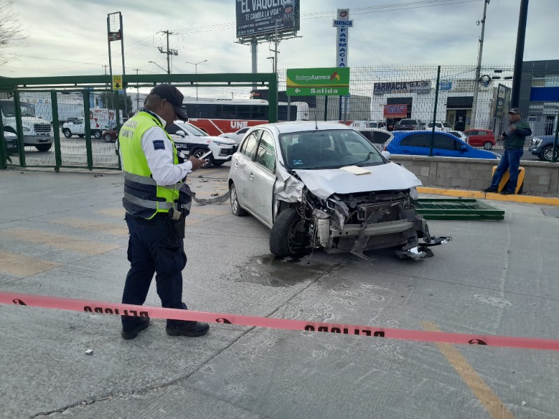 Mujeres resultan lesionadas al ser embestidas por vehículo