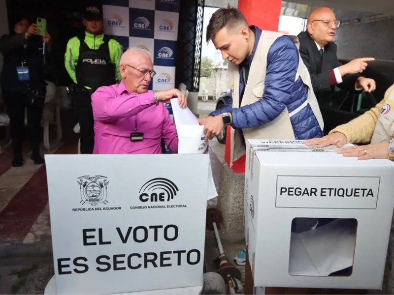 Noboa lejos de la reelección en primera vuelta