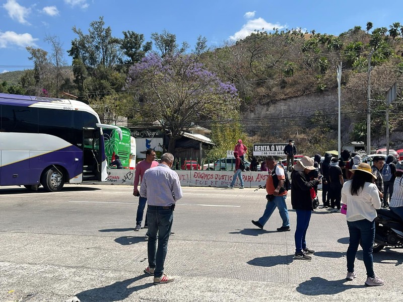 Normalistas de Ayotzinapa bloquean y se apoderan de autobuses