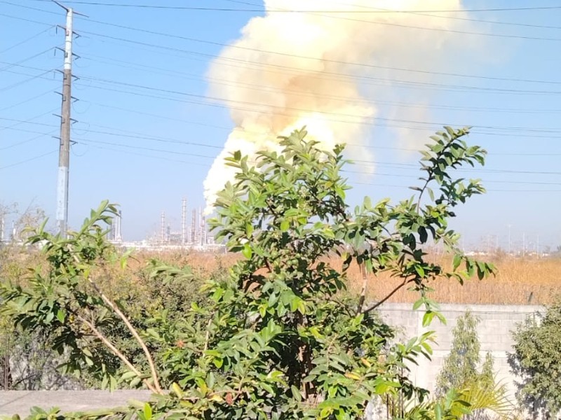 Refinería de Salamanca emana nube amarilla