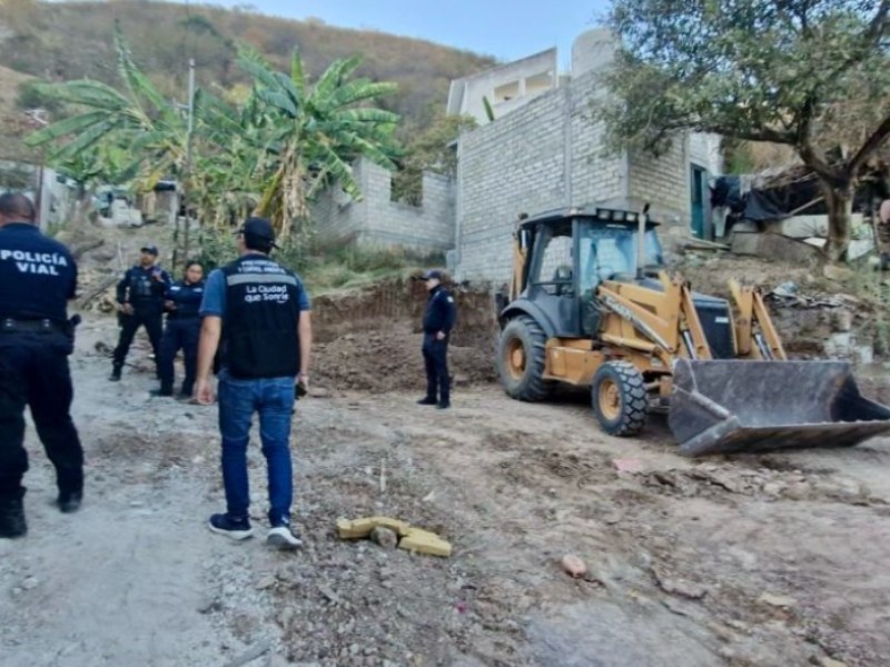 Nuevamente detienen a dos personas por remover tierra del cerro