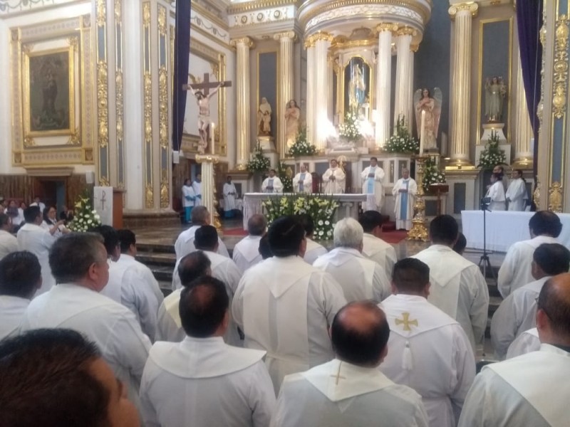 Obispo de Tehuacán realizó la misa Crismal