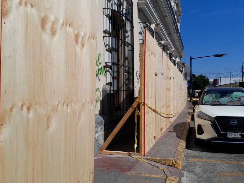 Obstruyen paso peatonal para proteger Palacio Federal de marcha femenina