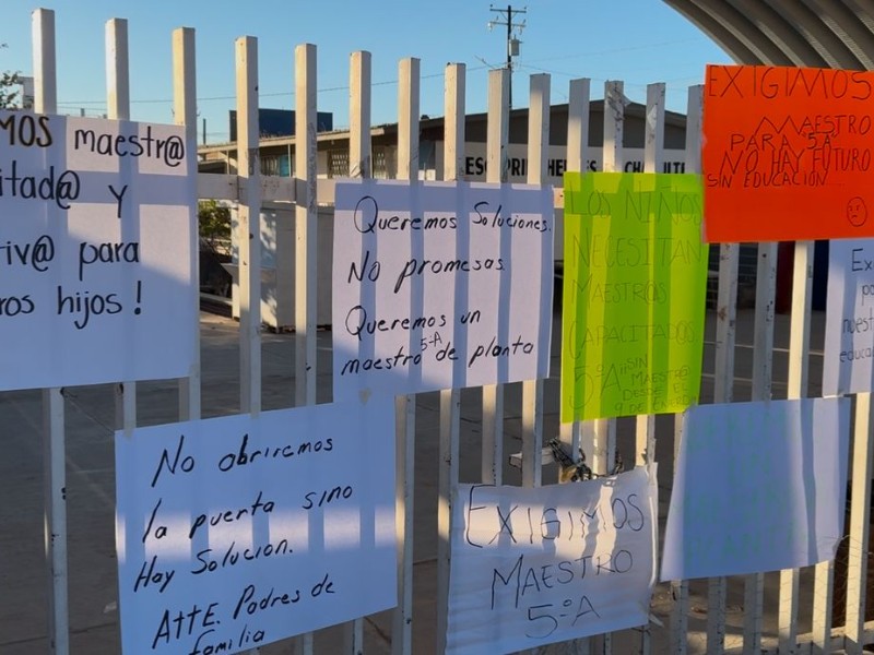 Padres de familia cierran escuela Héores de Chapultepec, faltan maestros