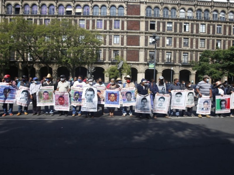 Padres de los 43 protestan en la Corte de CDMX