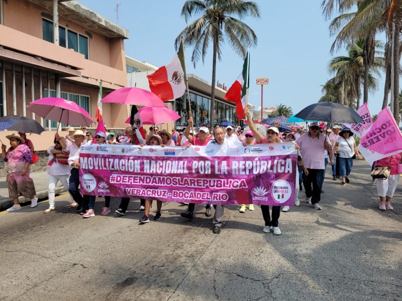 Un número significativo de personas participan en el evento “Marea Rosa” en Veracruz.