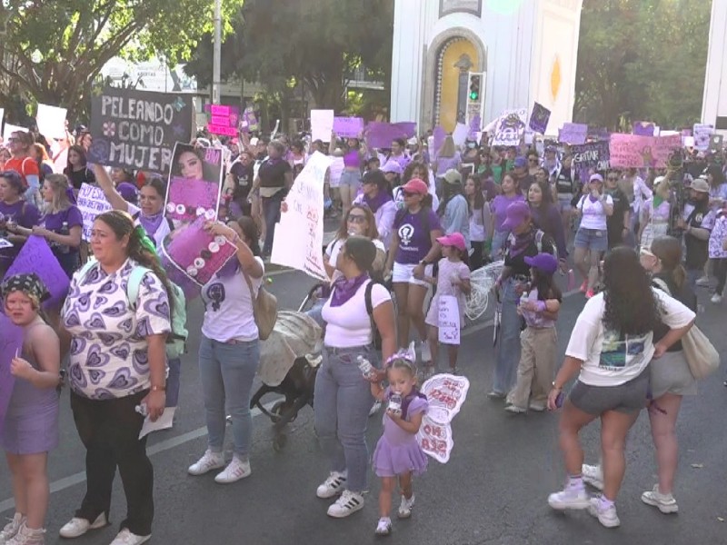 Participan miles en movilizaciones del 8M en Guadalajara