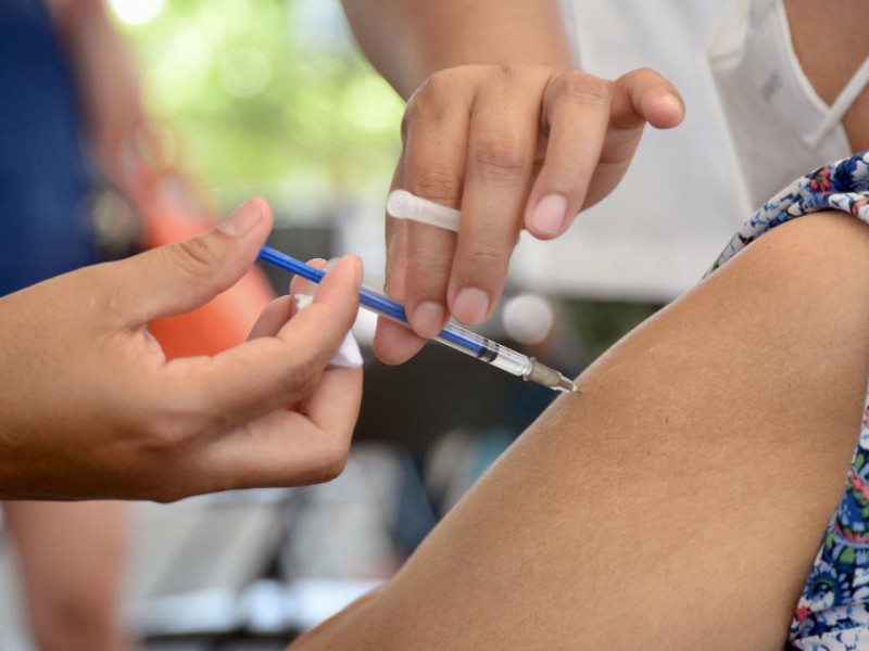 Anuncian vacunación para maestros y personal de salud