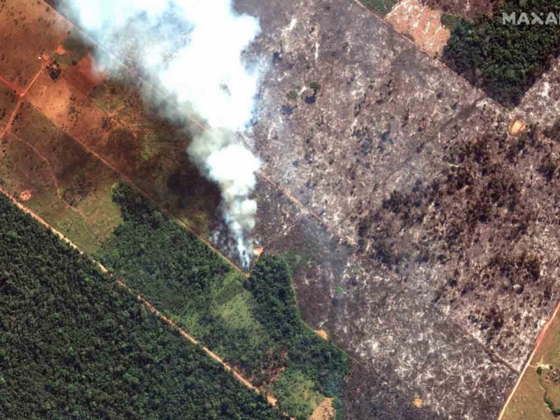 Perú en alerta por incendio en el Amazonas